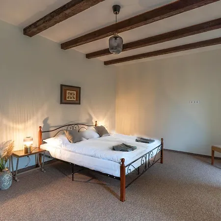 Tarnoca Kuria Bed & Breakfast